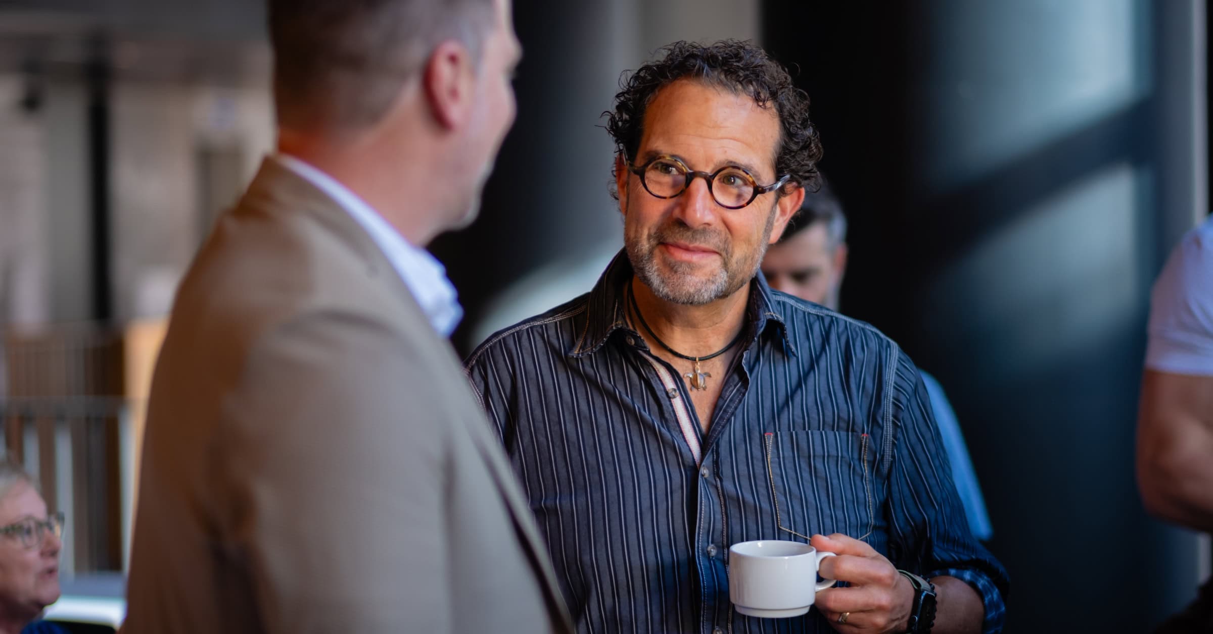 Two consultants having a productive and comfortable meeting and setting the right frame for productive meetings.