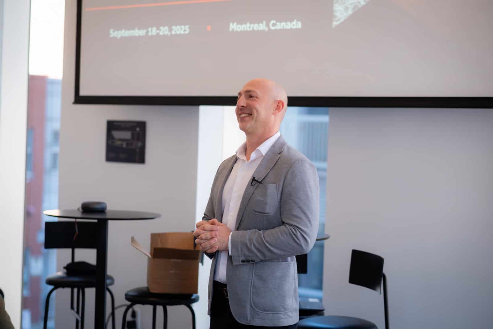 Michael Zipursky speaking to established, revenue-generating consultants at a recent consulting mastermind event.