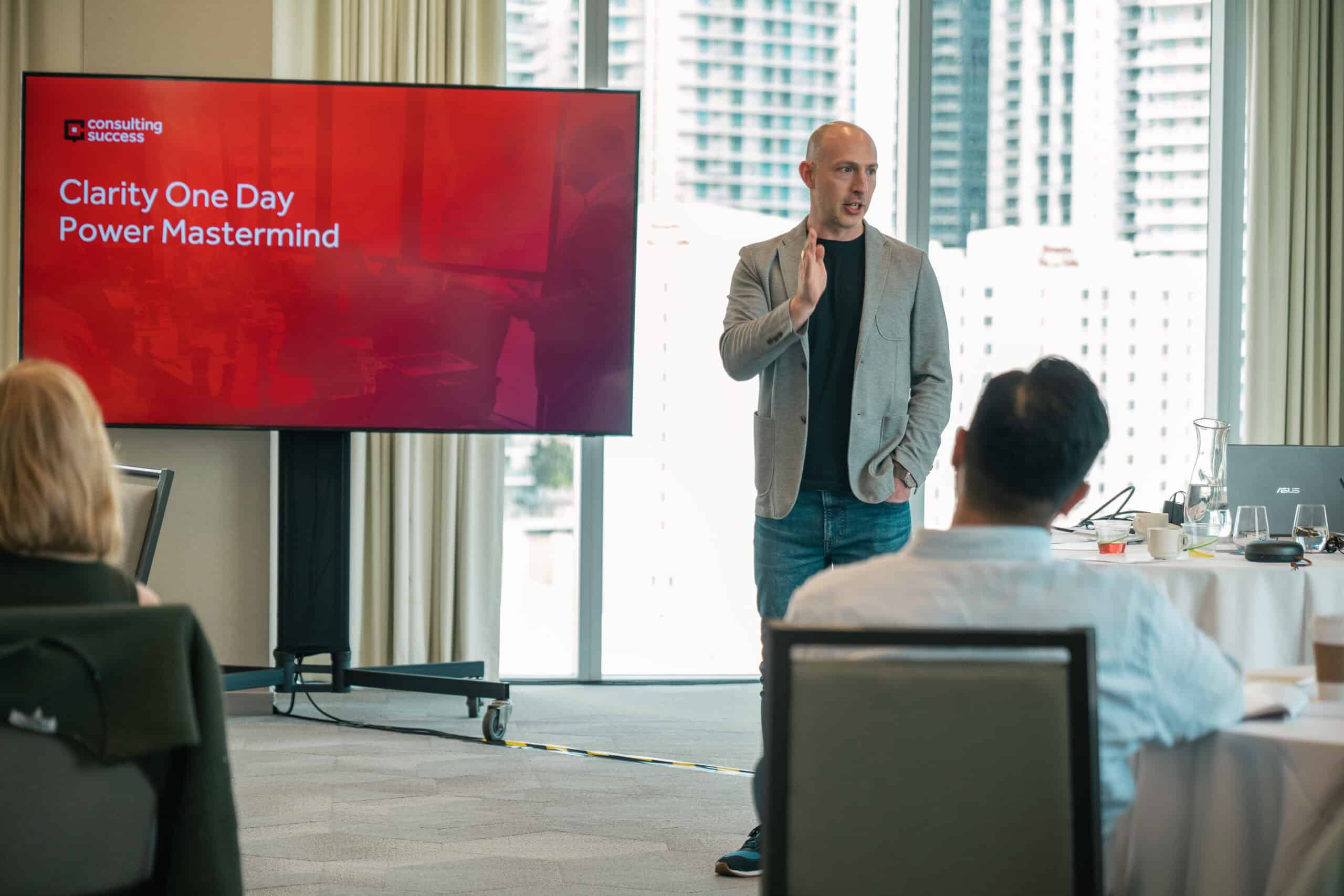 Michael Zipursky speaking at a consulting mastermind on how to set fees